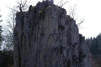 Skála stojí na okraji obce ( © Roman Řezáč 04/2003)