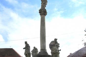 Mariánský sloup na náměstí v Nových Dvorech u Kutné Hory. (© Pavel Vítek  11/2023)