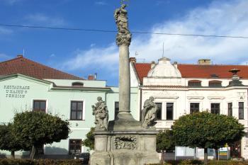Mariánský sloup na náměstí v Nových Dvorech u Kutné Hory. (© Pavel Vítek  11/2023)
