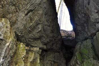 Býčí skála - polotovřená skalní kaple (© Tomáš Berka, 10/2010)