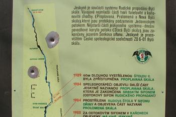 Informační tabule v místě ( © Roman Řezáč 04/2003)