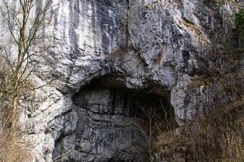 Skála s jeskyní ( © Roman Řezáč 04/2003)