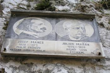 Pamětní tabule na skále ( © Roman Řezáč 04/2003)