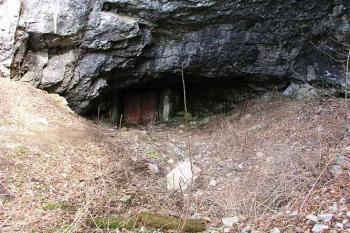 Vchod do jeskyně ( © Roman Řezáč 04/2003)