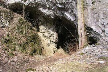 Vchod do jeskyně ( © Roman Řezáč 04/2003)