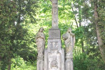 Kříž u kostela sv. Mikuláše v Dolní Dobrouči ( © Pavel Vítek 05/2017)