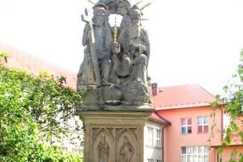Socha Nejsvětější Trojice u kostela sv. Mikuláše v Dolní Dobrouči ( © Pavel Vítek 05/2017)