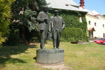 Malé Svatoňovice - sousoší bratří Čapků (© Jiří Špaček, 07/2017)