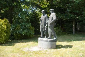 Malé Svatoňovice - sousoší bratří Čapků (© Jiří Špaček, 07/2017)