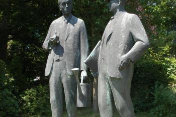 Malé Svatoňovice - sousoší bratří Čapků (© Jiří Špaček, 07/2017)