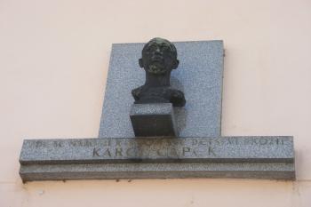Malé Svatoňovice - busta na rodném domě Karla Čapka (© Jiří Špaček, 07/2017)