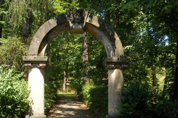 Malé Svatoňovice - vstupní brána do Mariánského sadu (© Jiří Špaček, 07/2017)