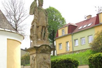 Socha sv. Floriána před kaplí Andělů strážných v Krasíkově ( © Pavel Vítek 05/2017)