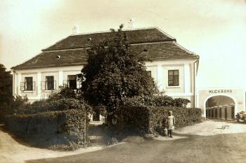 Dnes již zbořený zámek na dobové fotografii (© zdroj:http://www.obec-kyselovice.cz)