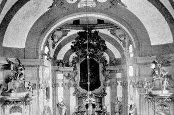 pohled do presbytáře na počátku 20. století (© Antonín Cechner: Soupis památek historických a uměleckých v Království Českém, sv. 19 Politický okres královéhradecký, Archaelogická komise při České akademii císaře Františka Josefa pro vědy, slovesnost a umění, Praha 1904)