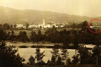 Pohled z lokality Zámčiska v Lubně na centrum městečka Frýdlant. Zcela vpravo vyznačen hamr č. VII Anton Theodor. Kolem roku 1900 ( © Frýdlant nad Ostravicí - Pohledy do minulosti: P. Maršálek, D. Pindur a kolektiv, Třinec 2017)