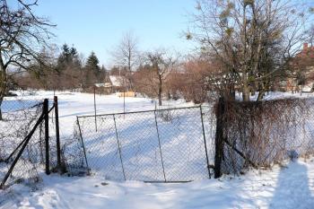 terénní náznak průběhu jalového ramene náhonu za kaplí na Kamenci ( © Jan P. Štěpánek 01/2009)