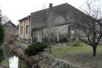 pozůstatek hamru od severovýchodu, z mostku přes náhon ( © Jan P. Štěpánek 03/2010)