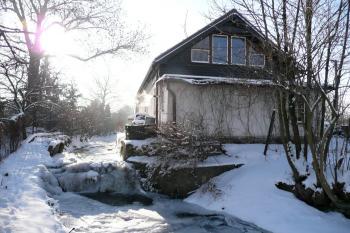 hamerní náhon a bývalý dům hamerního mistra od severu ( © Jan P. Štěpánek 12/2010)