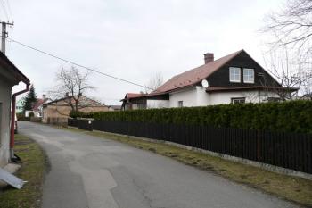 Bývalý dům hamerního mistra (vpravo) a pozůstatek hamru č. VII z Lubenské ulice ( © Jan P. Štěpánek 03/2010)