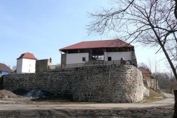 pohled na hrad od západu - v popředí upravované torzo středověké nárožní bašty ( © Jan P. Štěpánek 03/2011)