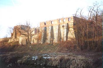 pohled přes Lučinu na zdevastovaný hrad. ( © Jan P. Štěpánek 11/2004)