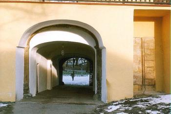 Pohled z nádvoří do průjezdu brány. ( © Jan P. Štěpánek 11/2004)