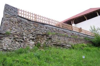 původní (dole)a dozděná část hradby ( © Jan P. Štěpánek 06/2005)