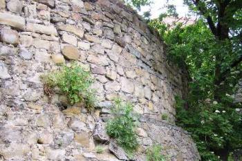 původní (dole) a novodobá část opěrné zdi ( © Jan P. Štěpánek 06/2005)