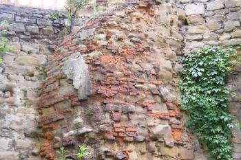 cihlou zděný oblý útvar, evidentně původní ( © Jan P. Štěpánek 06/2005)