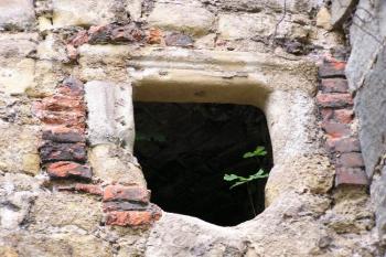 okénko s ostěním....jedno z velmi mála dochovaných ( © Jan P. Štěpánek 06/2005)