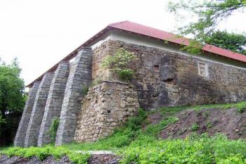 novodobě zastřešené předzámčí ( © Jan P. Štěpánek 06/2005)
