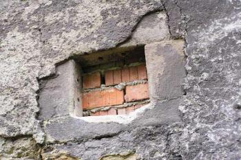 Okénko předzámčí s původním ostěním ( © Jan P. Štěpánek 06/2005)