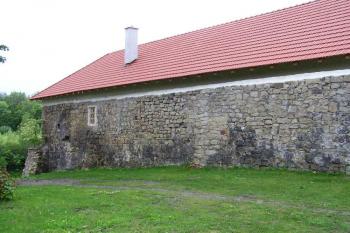 novodobě zastřešené předzámčí ( © Jan P. Štěpánek 06/2005)