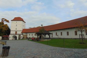 Napojení východních předzámeckých budov na bránskou věž (© Dušan Dohňanský  10/2021)