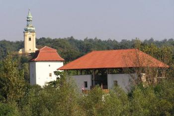 pohled na přestavěný hrad z estakády 