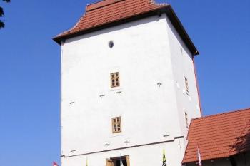 vstupní branská věž z nádvoří ( © Jan P. Štěpánek 09/2005)