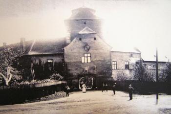 pohled na vstupní část hradu na počátku 20. století ( © Slezskoostravský hrad-expozice)