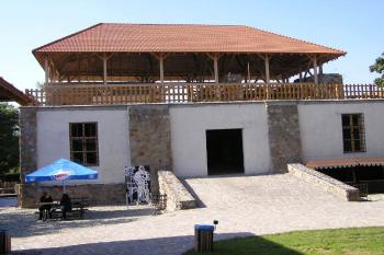 vstupní část do bývalého jádra hradu ( © Jan P. Štěpánek 09/2005)