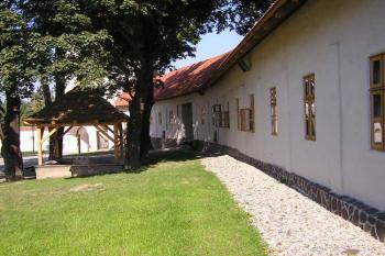poměrně citlivě opravené předzámčí ( © Jan P. Štěpánek 09/2005)
