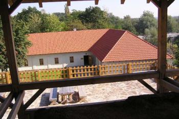 pohled z vyhlídky hradního jádra na střechy budovy předzámčí ( © Jan P. Štěpánek 09/2005)