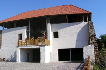 pohled na západní část dnešního přestavěného jádra vnitřního hradu ( © Jan P. Štěpánek 09/2005)