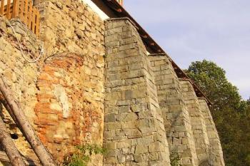 část bývalého předzámčí nad řekou Lučinou (© Jan P. Štěpánek, 10/2006)