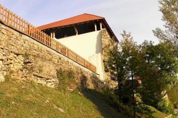 Pohled od západu na frontu hradu nad řekou ( © Jan P. Štěpánek 10/2006)
