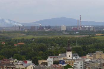 Slezskoostravský hrad - vlevo vykukují oranžové střechy obklopené zelení (© Pavel Jarý,  24.07.2007)