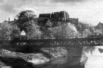 Historický pohled na ruiny hradu a zchátralé předzámčí před neodbornou destruktivní rekonstrukcí. (© Jan P. Štěpánek 02/2004)