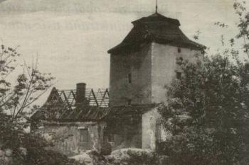 pohled na vstupní věž a předzámčí po jeho částečné destrukci v r.1933. (© Jan P. Štěpánek 02/2004)