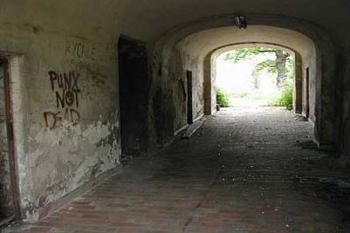 Průjezd vstupní věží. (© Jan P. Štěpánek 2003)