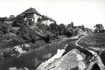 historický pohled od řeky Lučiny na jádro hradu ještě ve funkčním stavu.  30.léta 20. stol. (© Jan P. Štěpánek 02/2004)