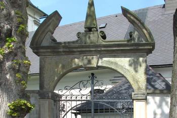 Vstupní brána ke kostelu sv. Filipa a Jakuba v Lukavici (© Pavel Vítek 05/2017)